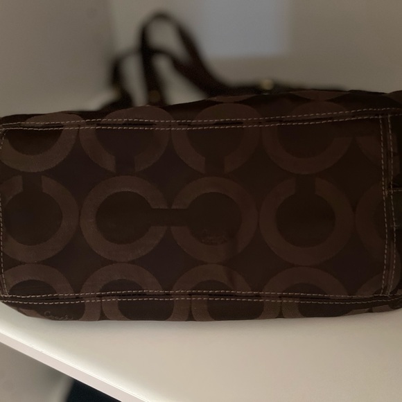 Coach beautiful 2 handle purse with the Coach insignias Cπ With leather in area - Picture 11 of 13